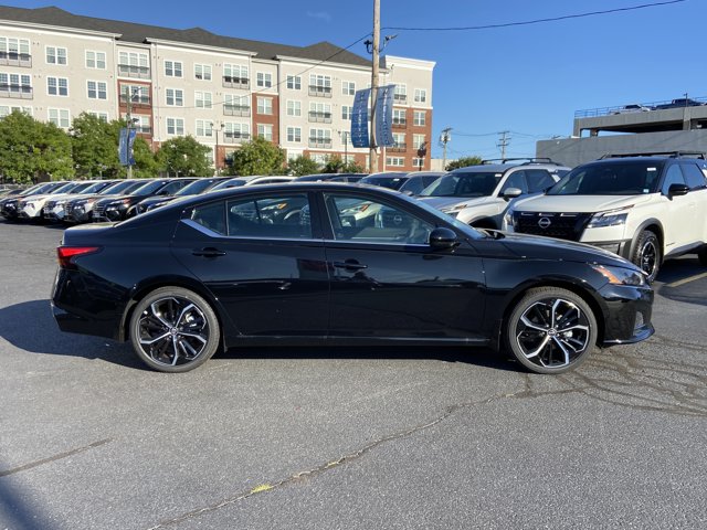 2025 Nissan Altima SR Image 4 of 26