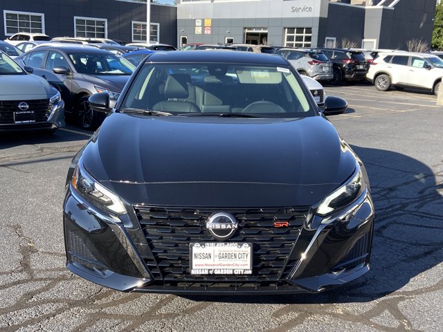 2025 Nissan Altima SR Image 2 of 26