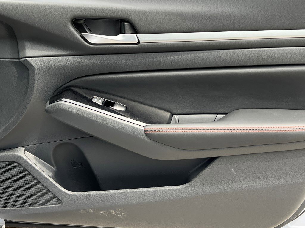 Vehicle image 18 of 25