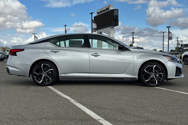 2025 Nissan Altima SR Image 4 of 29