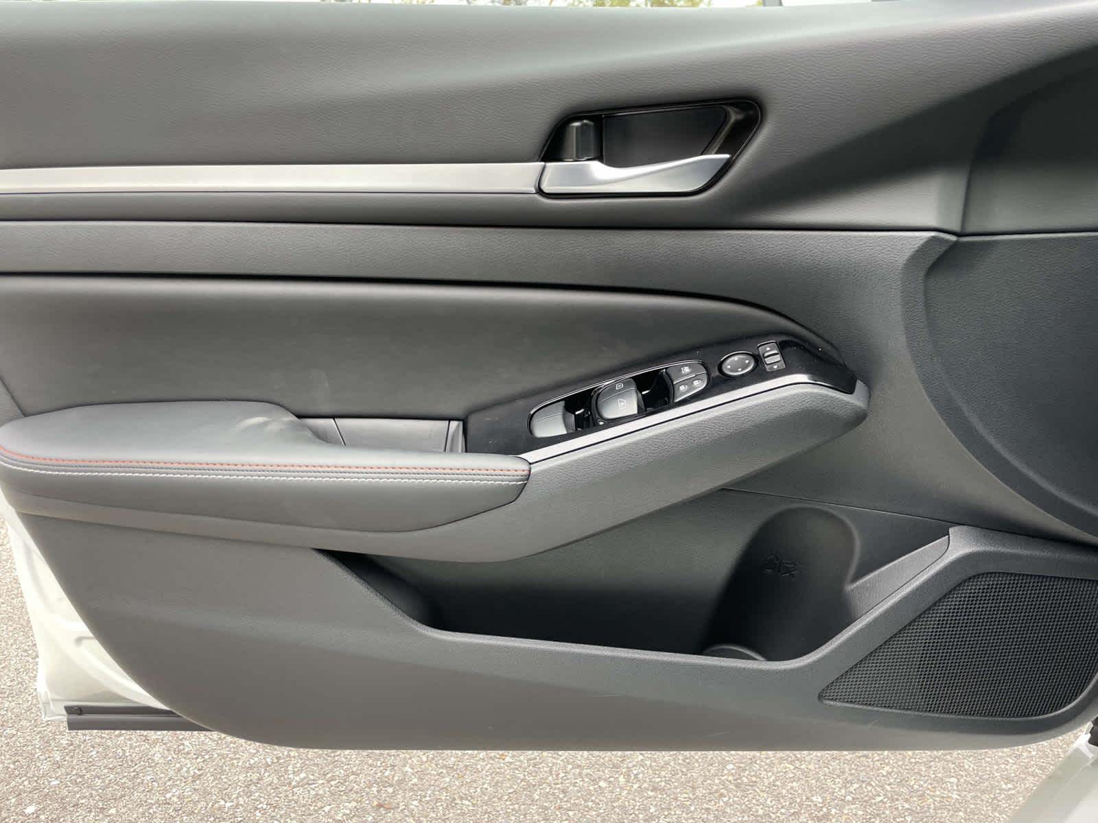 2025 Nissan Altima SR Image 24 of 36