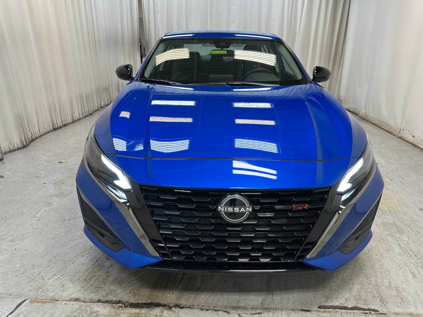 2025 Nissan Altima SR Image 2 of 19