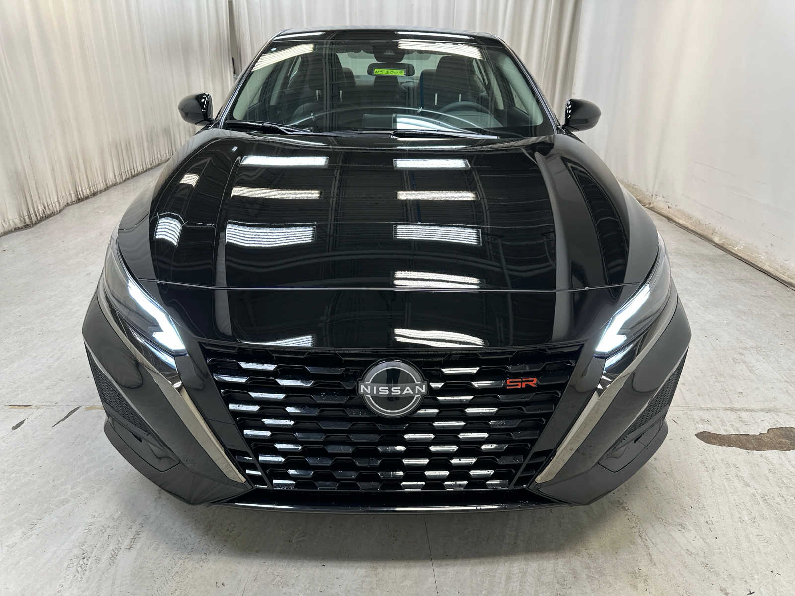 2025 Nissan Altima SR Image 2 of 19