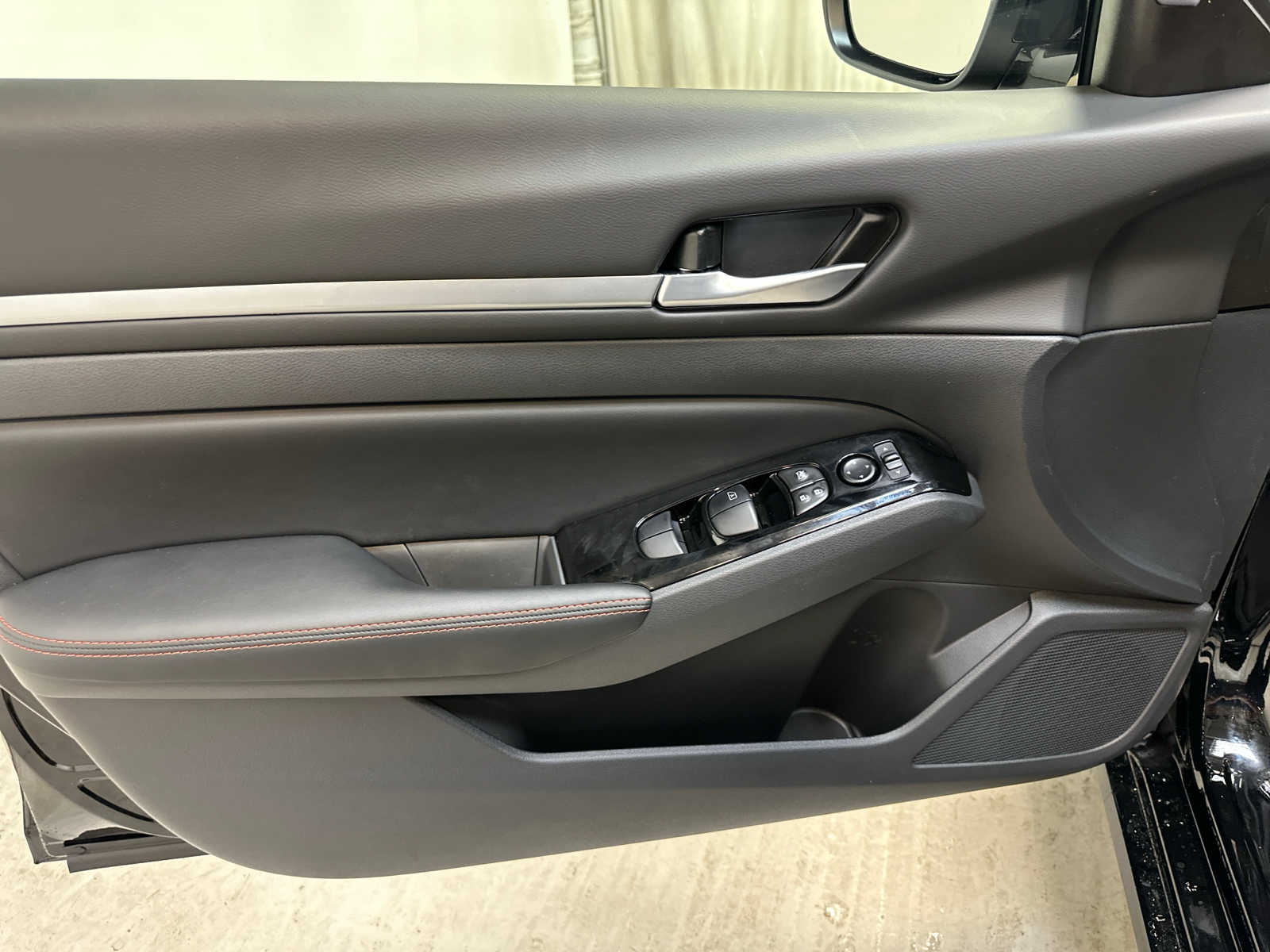 2025 Nissan Altima SR Image 18 of 19