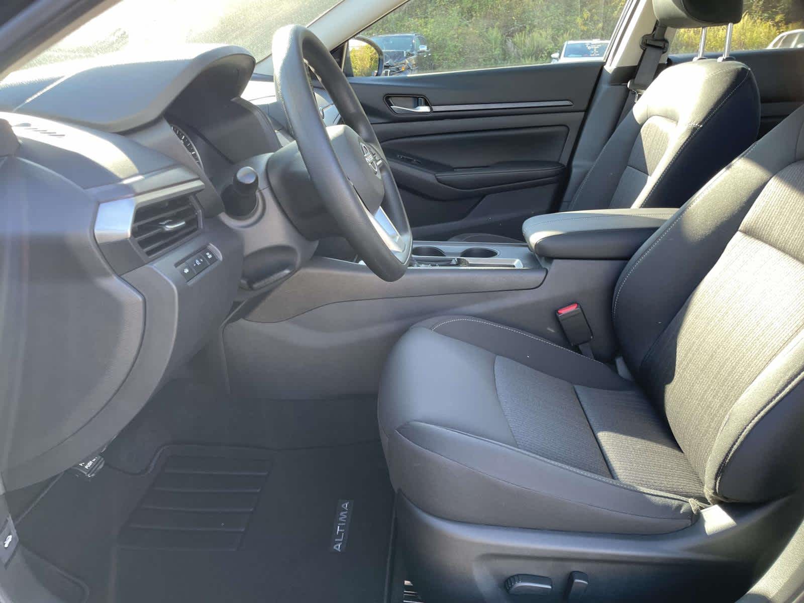 2025 Nissan Altima SV Image 12 of 32