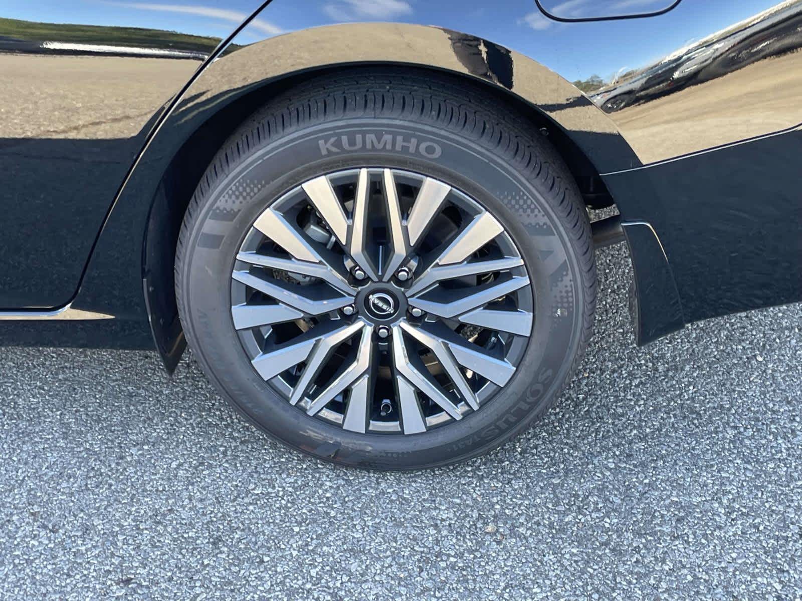 2025 Nissan Altima SV Image 9 of 32