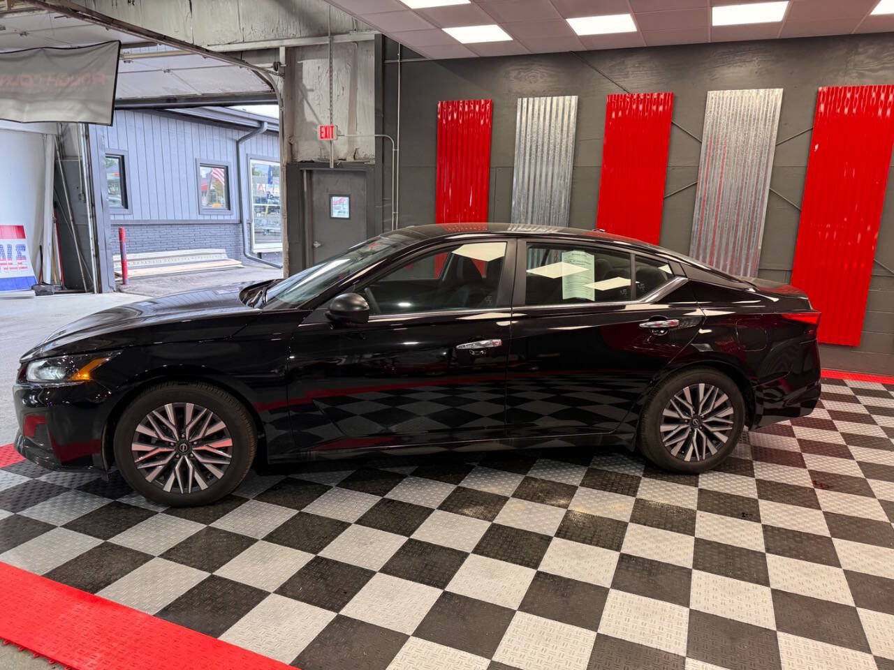 2025 Nissan Altima SV Image 2 of 32