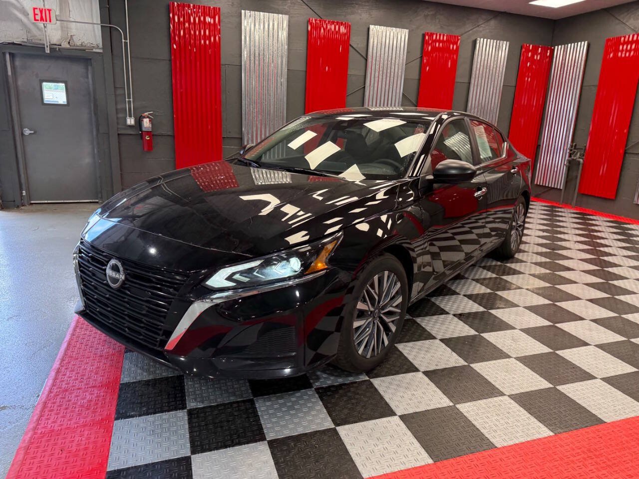 2025 Nissan Altima SV Image 1 of 32