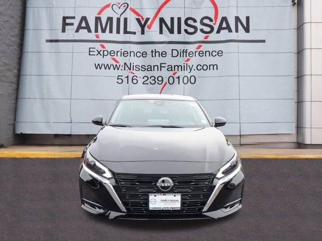 2025 Nissan Altima SV Image 2 of 29