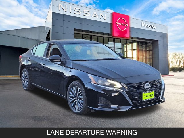 2025 Nissan Altima SV Image 2 of 17