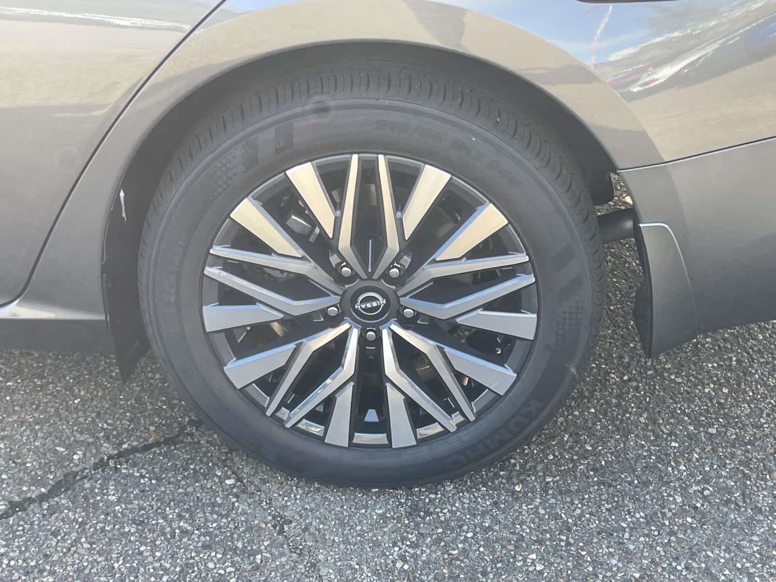 2025 Nissan Altima SV Image 9 of 31