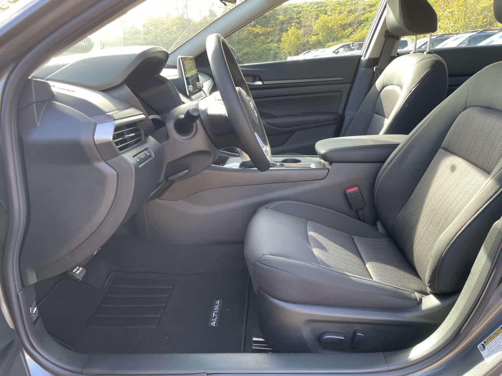 2025 Nissan Altima SV Image 13 of 31