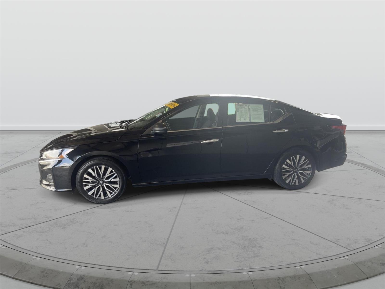 2025 Nissan Altima SV Image 2 of 15