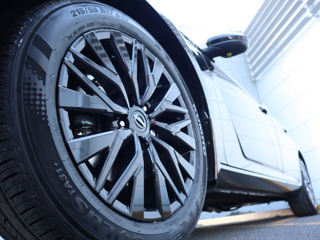 2025 Nissan Altima SV Image 7 of 28