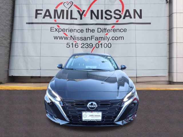 2025 Nissan Altima SV Image 2 of 28