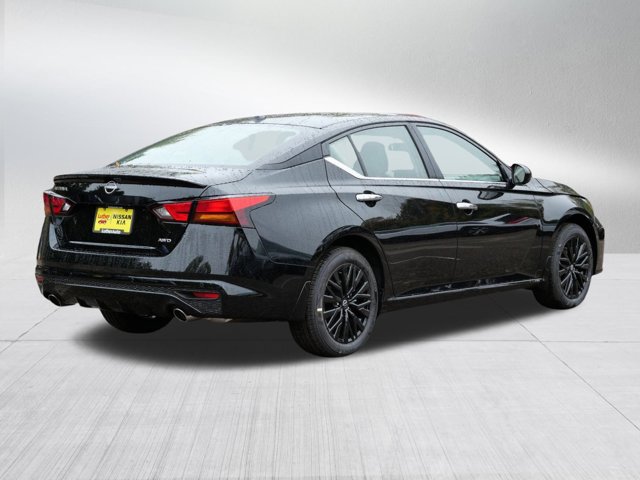 2025 Nissan Altima SV Image 3 of 15