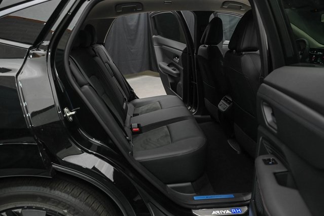 Vehicle image 19 of 33