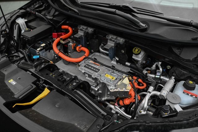 Vehicle image 28 of 33