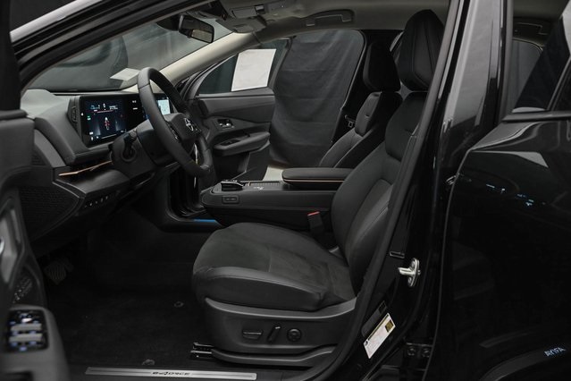 Vehicle image 25 of 33