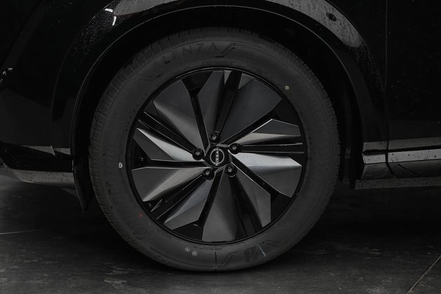Vehicle image 9 of 32