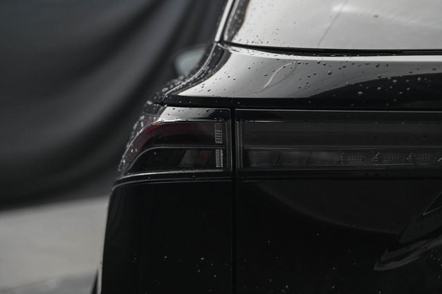 Vehicle image 24 of 32