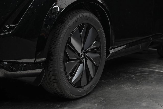 Vehicle image 10 of 32