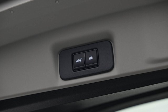 Vehicle image 23 of 32