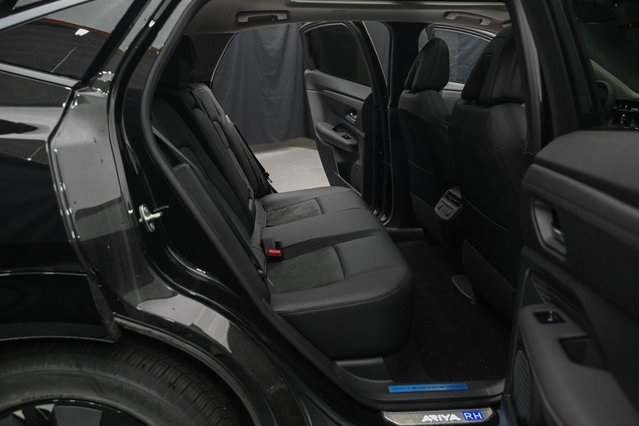 Vehicle image 13 of 32