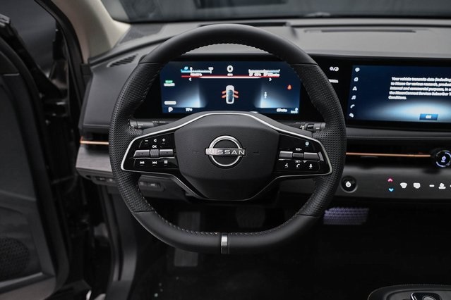 Vehicle image 27 of 32