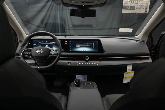 Vehicle image 17 of 32
