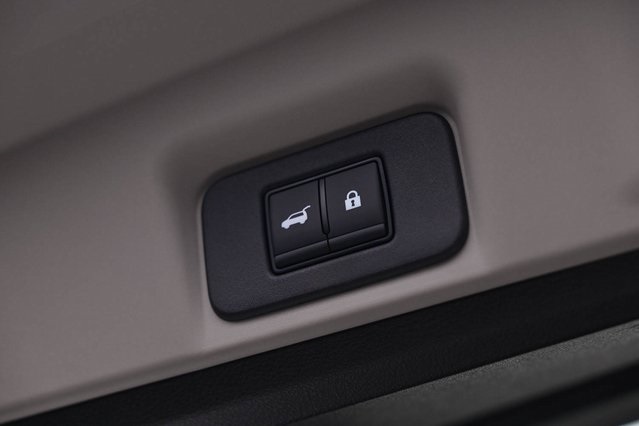 Vehicle image 24 of 32