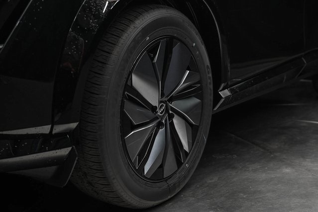 Vehicle image 9 of 32