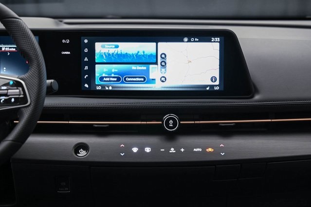 Vehicle image 23 of 32