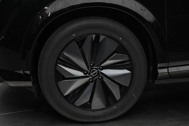 Vehicle image 8 of 32