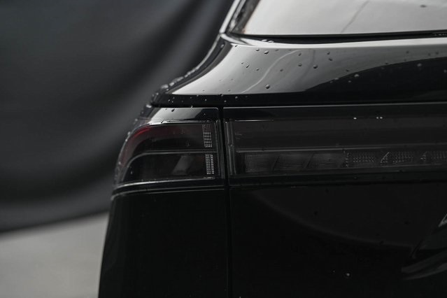 Vehicle image 27 of 32