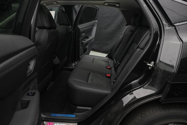 Vehicle image 26 of 32