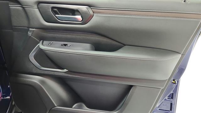 Vehicle image 36 of 40