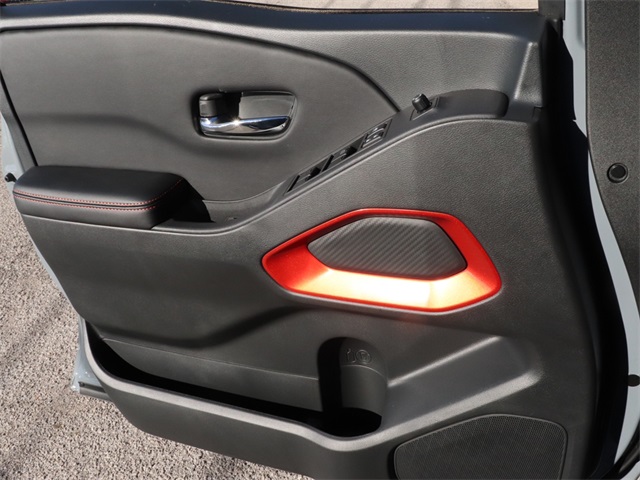 Vehicle image 25 of 27