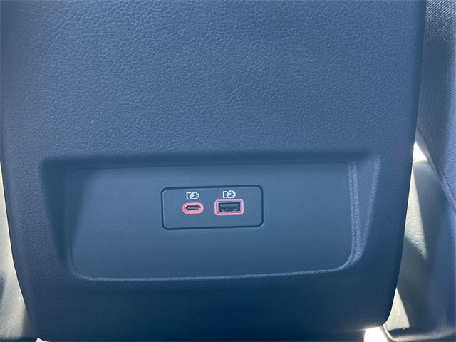 Vehicle image 17 of 33