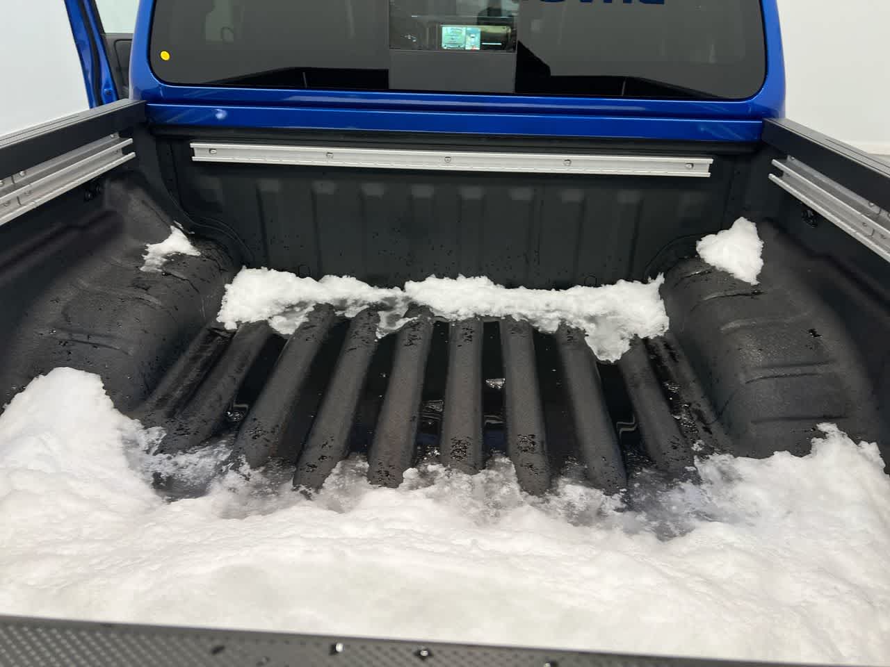 Vehicle image 25 of 28