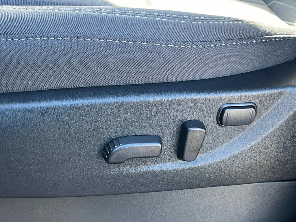 Vehicle image 19 of 30