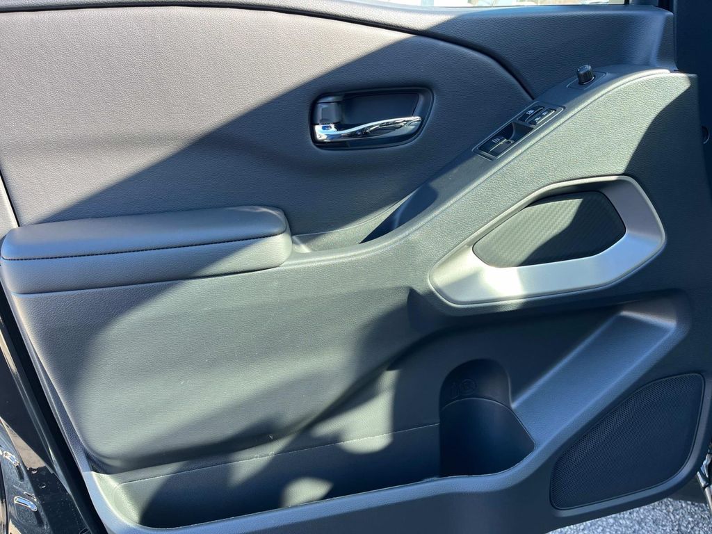 Vehicle image 17 of 30