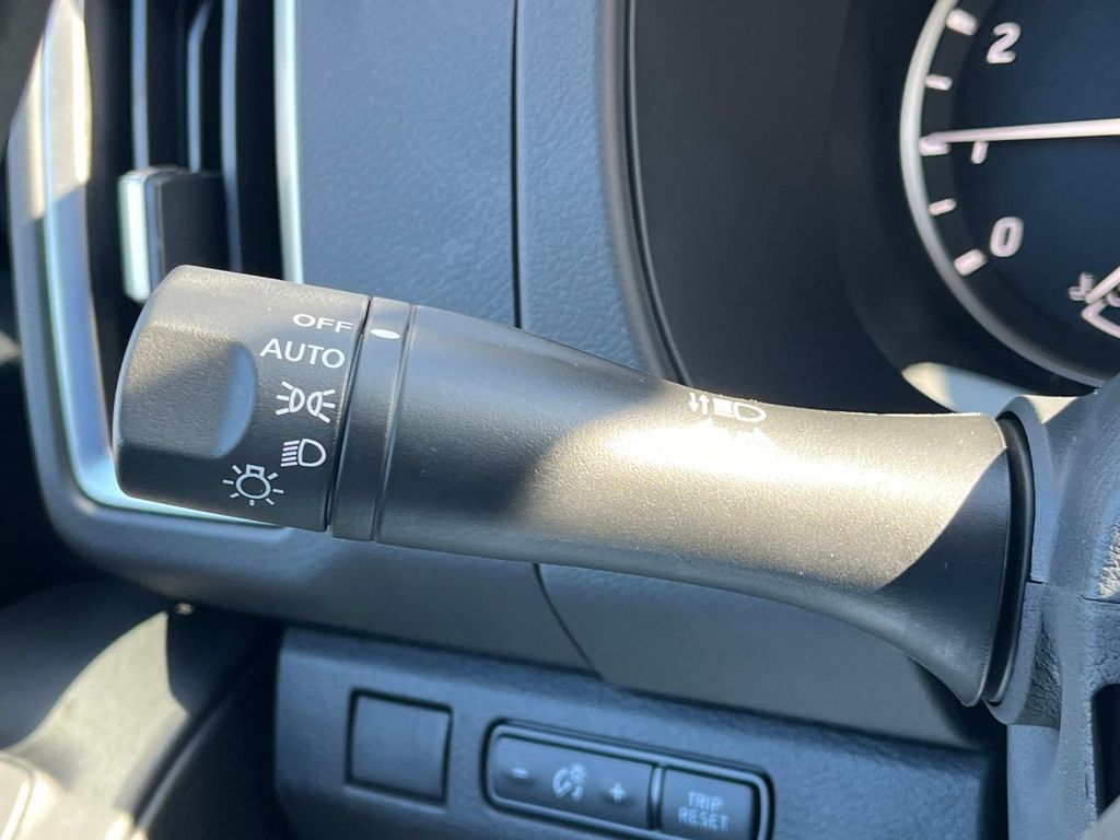 Vehicle image 28 of 30