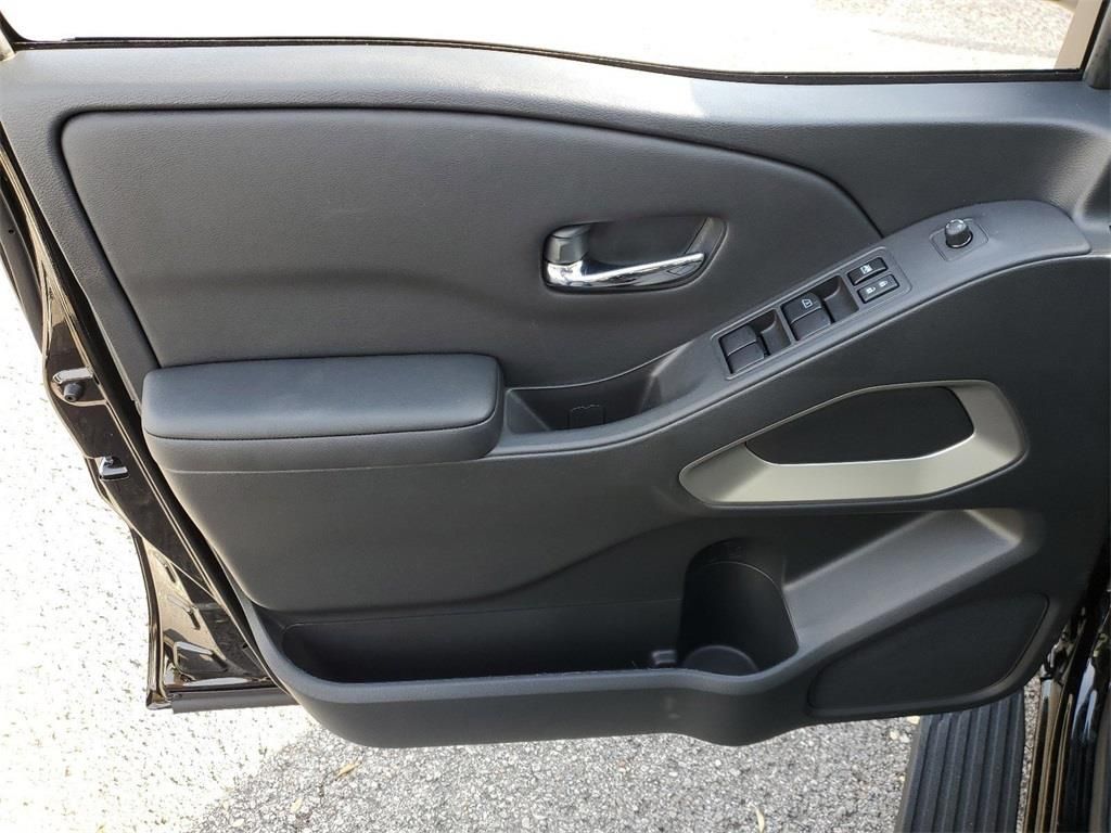 Vehicle image 8 of 9