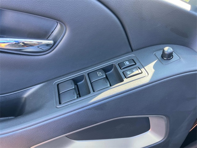 Vehicle image 25 of 34