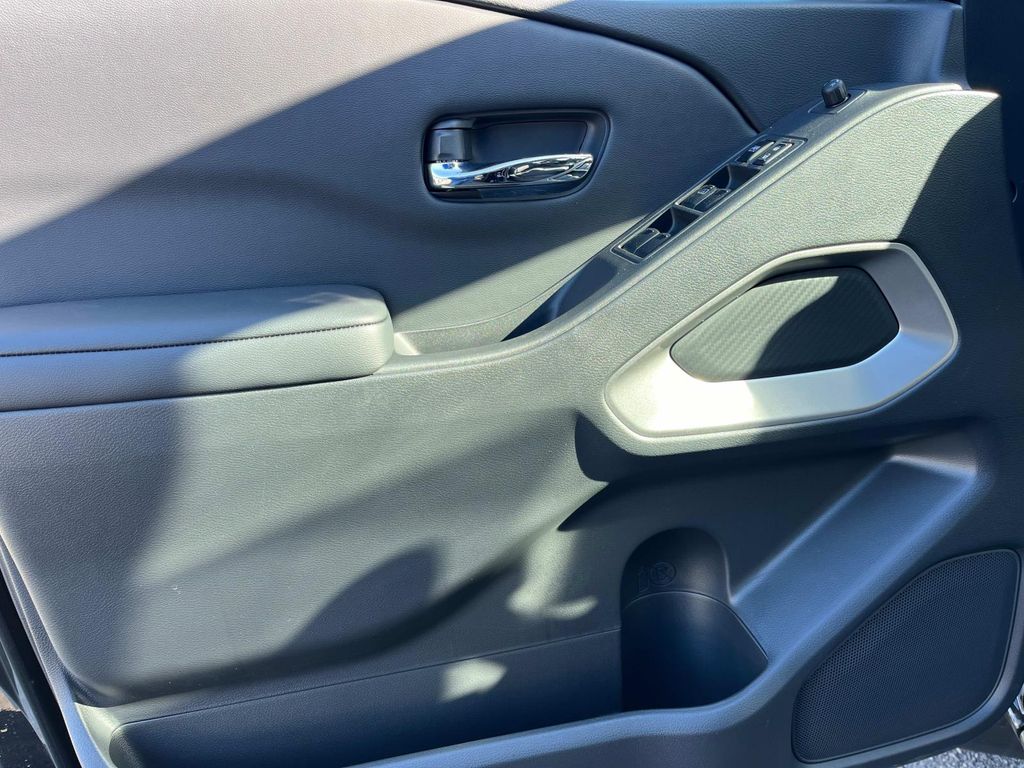 Vehicle image 23 of 34