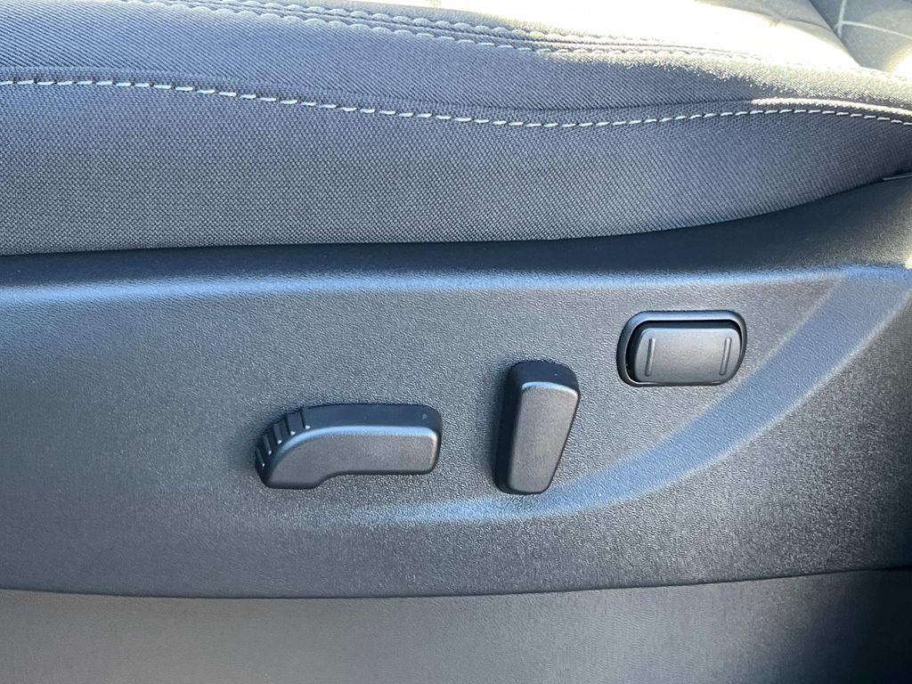 Vehicle image 25 of 34
