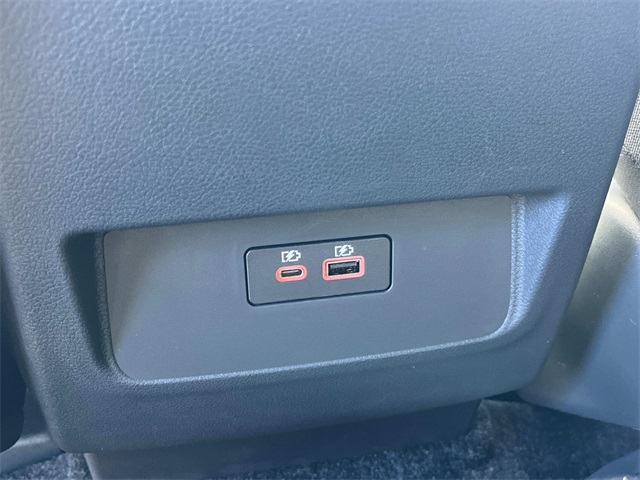 Vehicle image 17 of 33