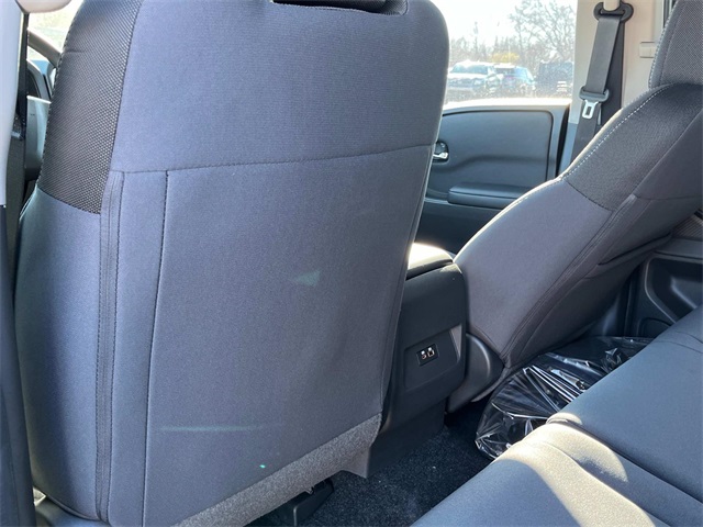 Vehicle image 19 of 33