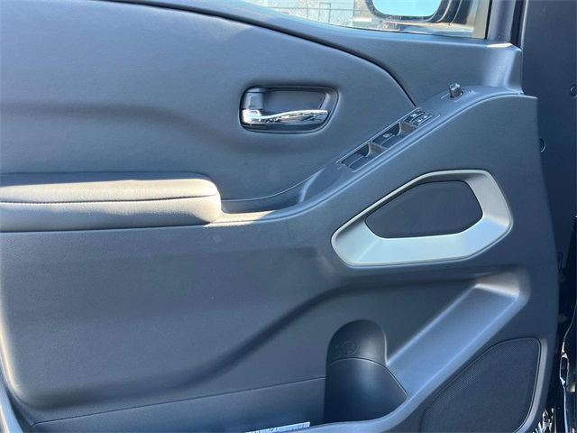 Vehicle image 21 of 33